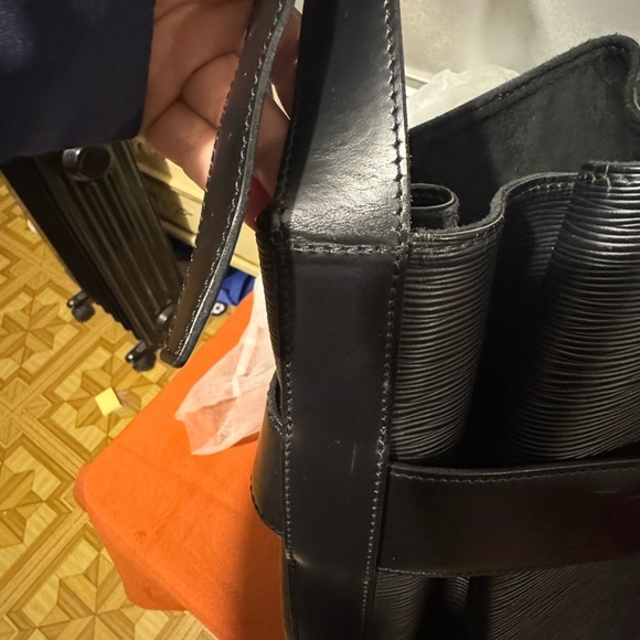 LV epi Sac d’epaule - Picture 9 of 14